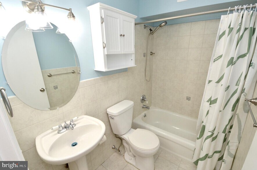 Building Photo - 340 Woodlake Dr
