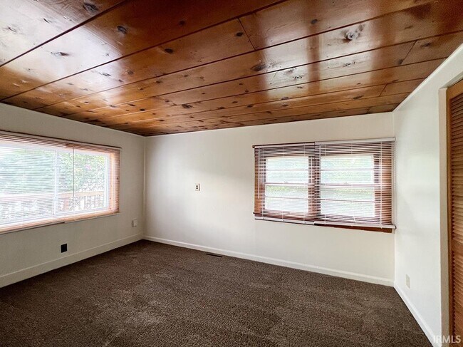 Building Photo - 410 E Hillside Dr