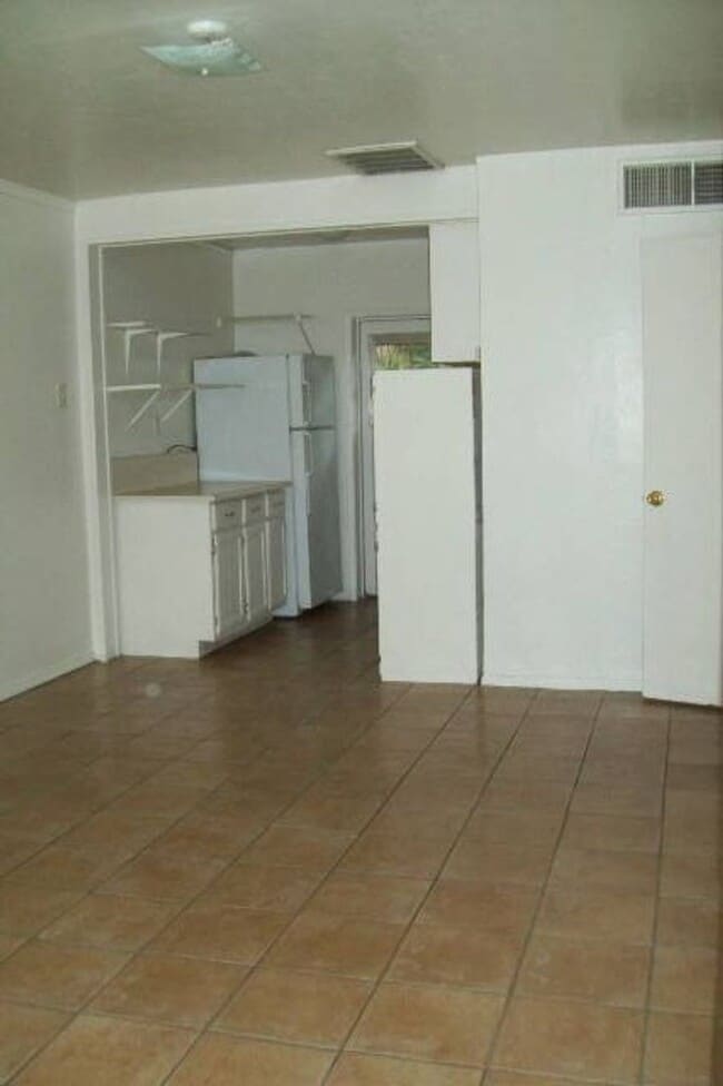 Building Photo - ? 1 Bed 1 Bath in Tempe – Available August...