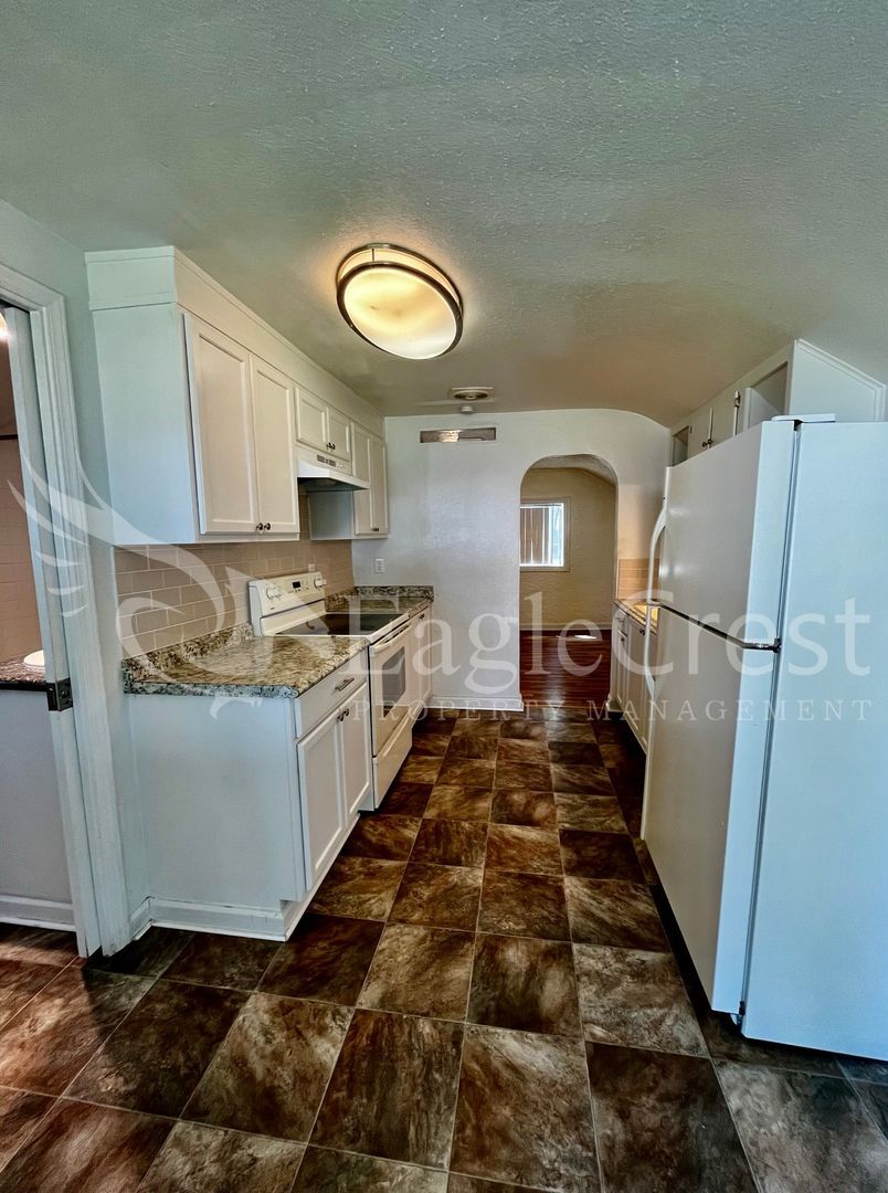 Building Photo - Comfortable 2-Bedroom Home with Fenced Yard & Washer/Dryer Hookups