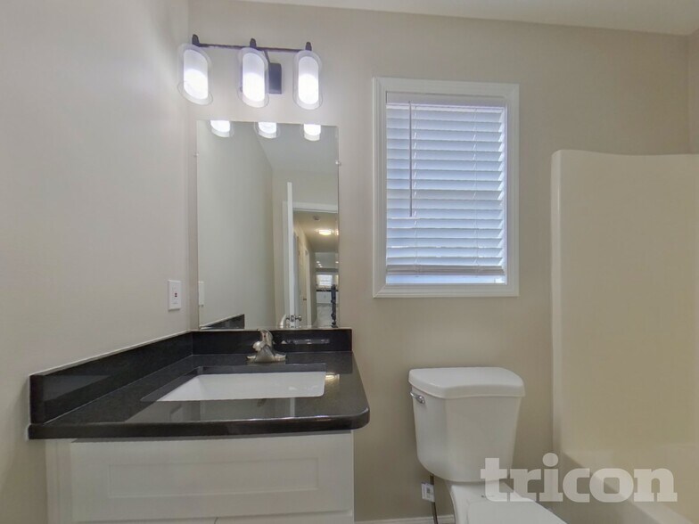 Building Photo - 359 River Trace Dr