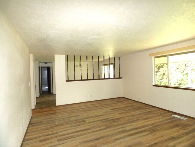 Building Photo - Rent Special: 1/2 Off April's Rent!!