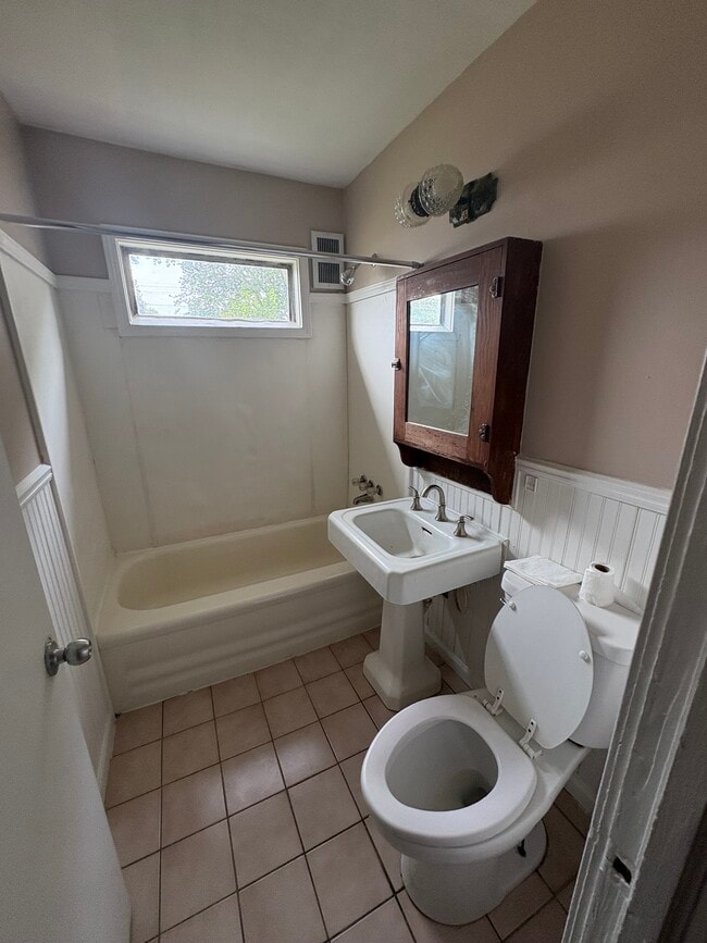 Building Photo - 3453 165th St