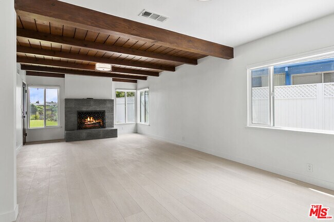 Building Photo - 4444 Don Felipe Dr