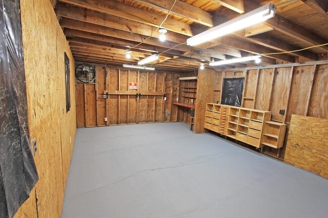 Building Photo - 401 Windridge Dr