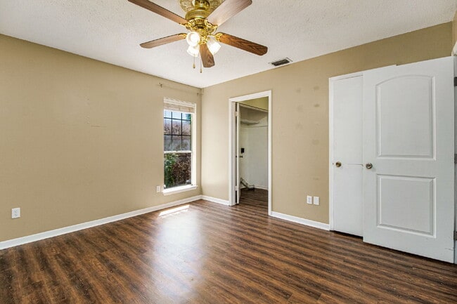 Building Photo - Experience the charm of this fabulous dupl...