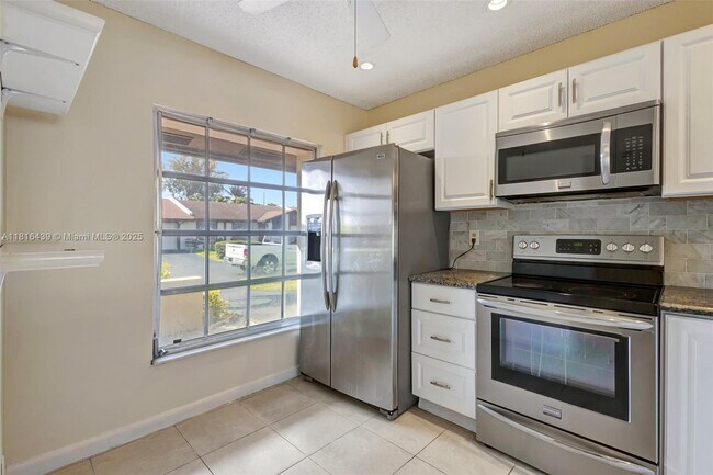 Building Photo - 5057 Forsythia St