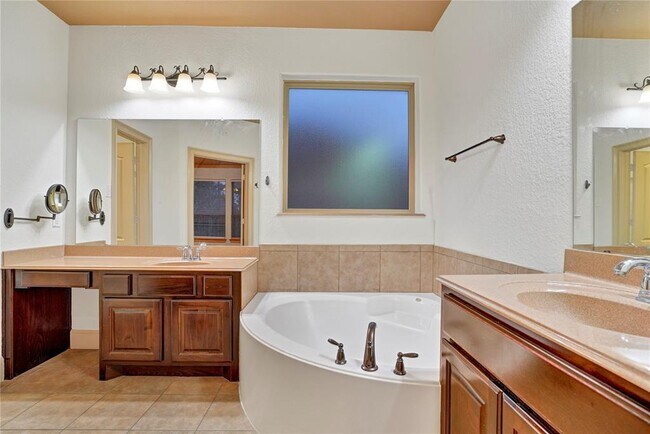 Building Photo - 10 Tallgrass Way