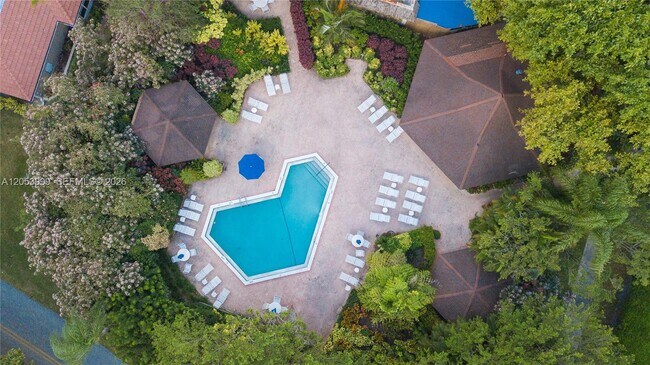 Building Photo - 2850 N Palm Aire Dr