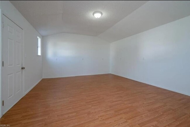 Building Photo - 4865 Hampshire Ave