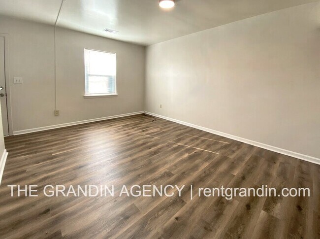 Building Photo - 3123 Round Hill Avenue Northwest