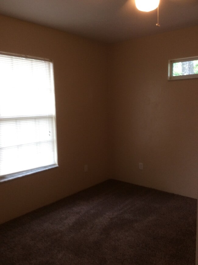 Building Photo - 2 Bedroom House in Wakulla Gardens
