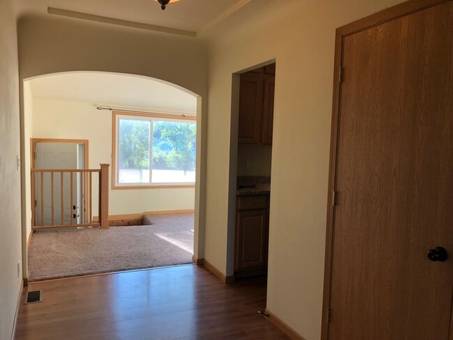 Building Photo - Awesome 2 bedroom 1 bath with basement, fe...