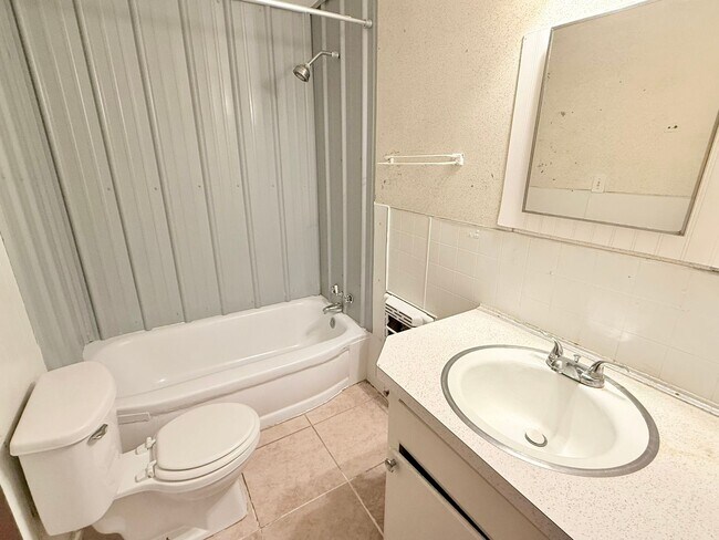 Building Photo - Charming 3-Bedroom Home With Screened Fron...