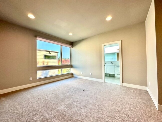 Building Photo - 2Bd/2.5Ba Kirkland Townhouse