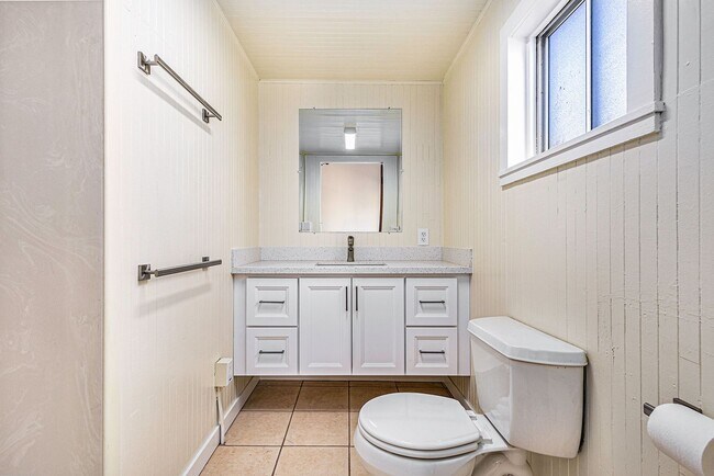 Building Photo - 2204 Buena Vista Ave