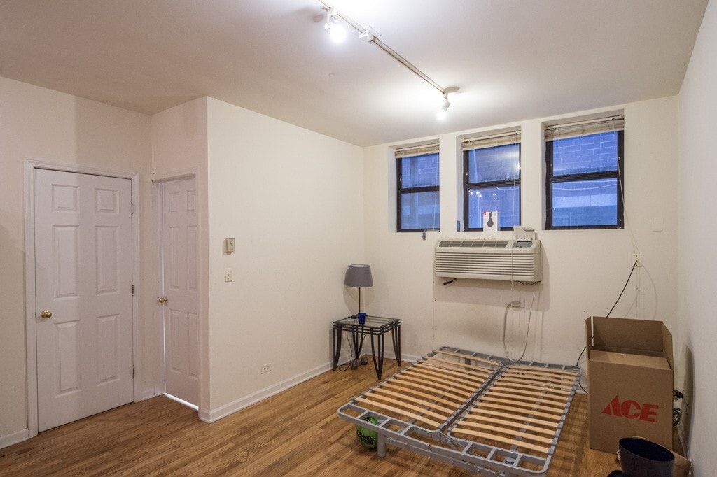 Building Photo - 922 W Dakin St