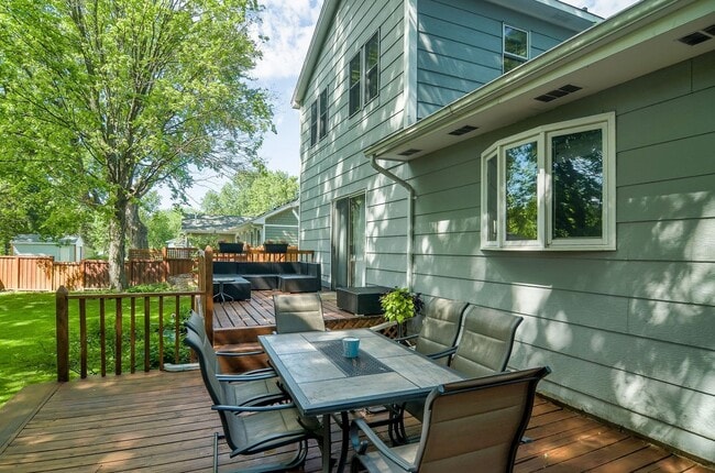 Building Photo - Nice Updated 3br/3ba In Wayzata (1 car garage)