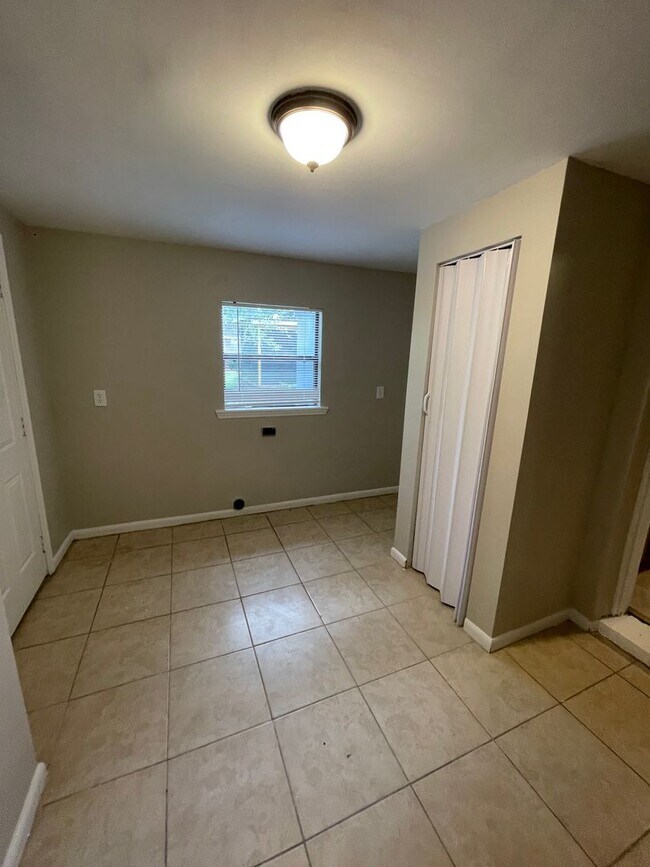 Building Photo - **4/2 Single Family home Available Now!!**