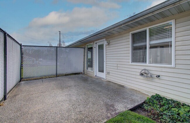 Building Photo - Beautiful Updated 2BR/2BA in 55+ Fisher Landing Community – Available Now!