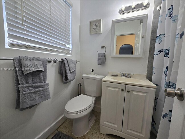 Building Photo - 2305 Monroe St