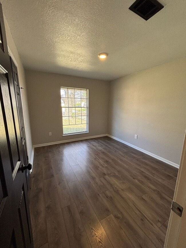 Building Photo - 1800 Fairlane-Move In Ready!