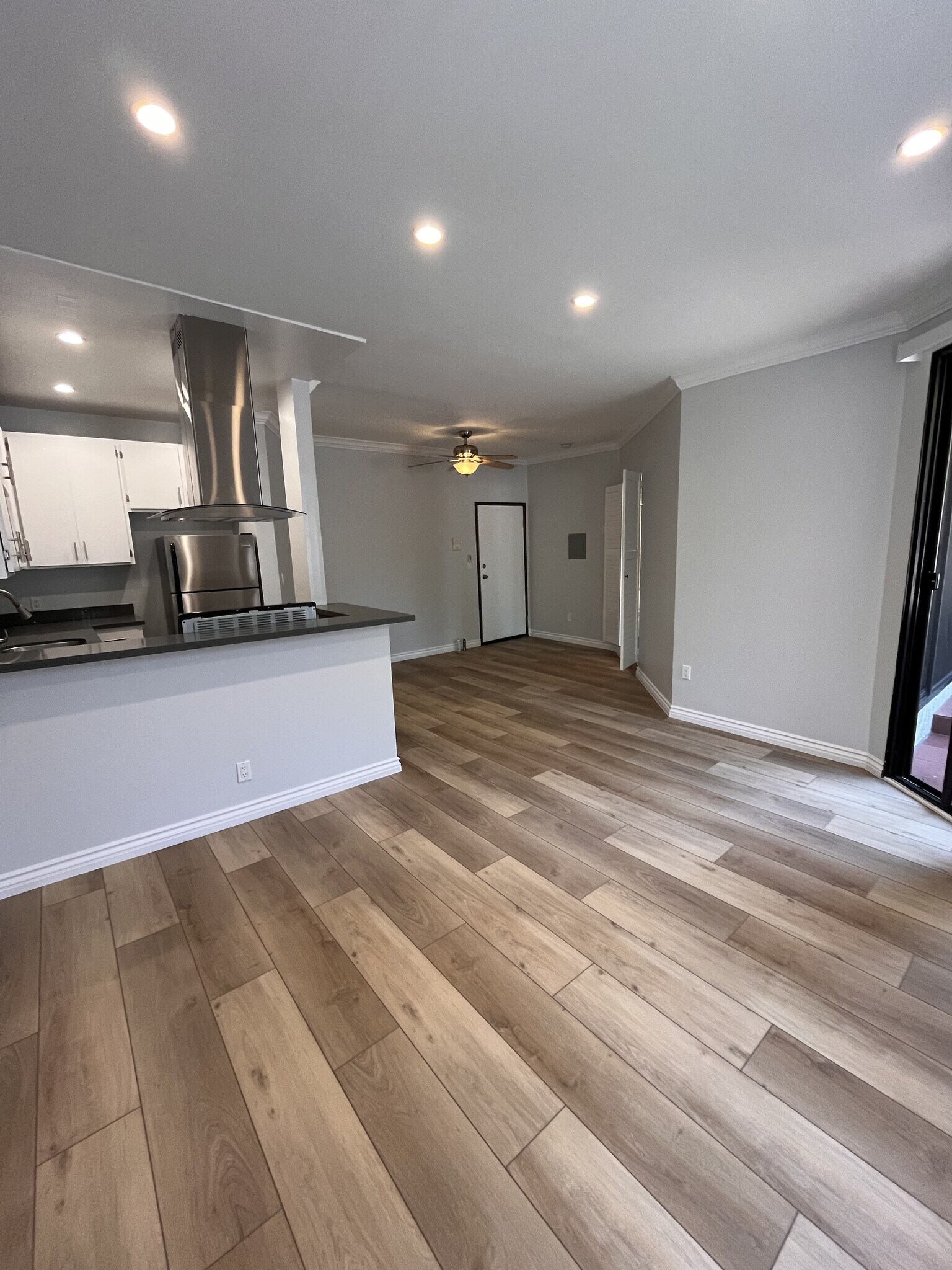 Building Photo - 2107 N Beachwood Dr