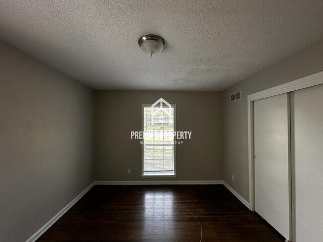 Building Photo - 3044 S Mendenhall Rd