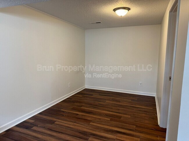 Building Photo - 11105 Lake Hills Dr