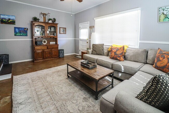 Building Photo - Nice Midtown Bungalow