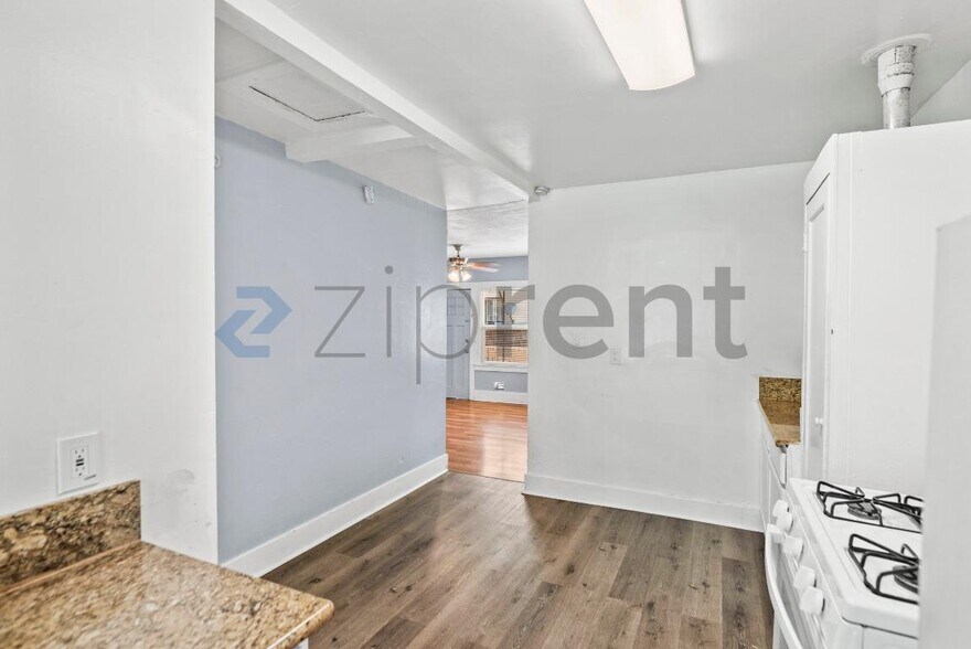 Building Photo - Unit