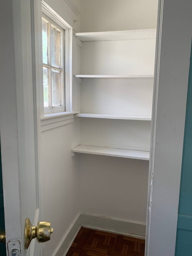 Building Photo - 857 Oakwood Ave