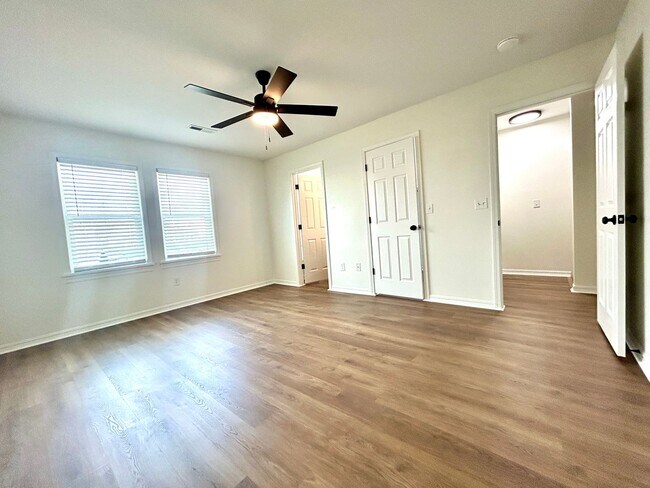 Building Photo - Well appointed 2 bed, 2.5 bath Townhouse Partial Utilities Included!