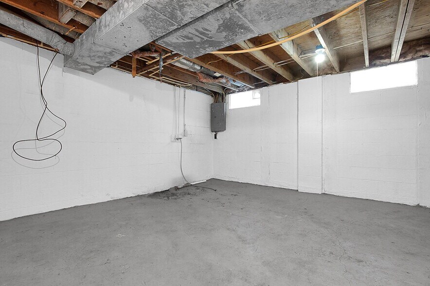 Building Photo - 1660 E 25th Ave