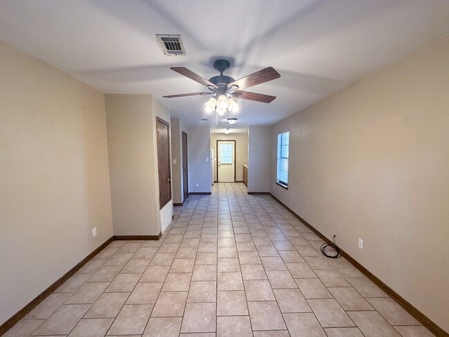 Building Photo - Well maintained 2 bedroom 1 bath duplex ~ lawn care, pest control & trash included!