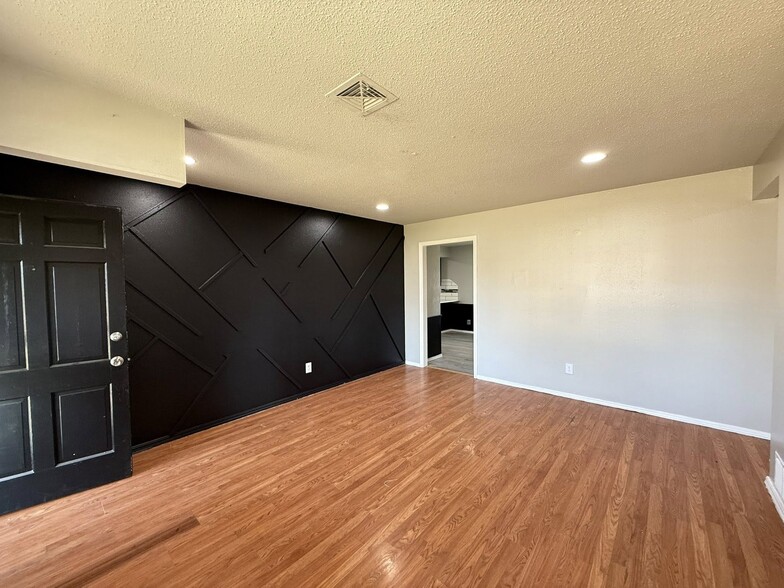 Building Photo - 4320 Suntane Cir