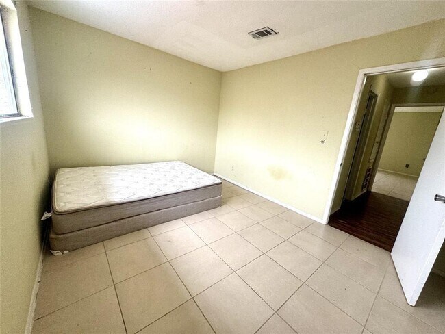 Building Photo - 8405 Wilcrest Dr