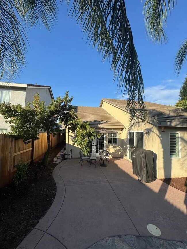 Building Photo - Beautiful home located in a desirable Rose...