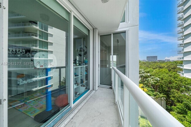 Building Photo - 2645 S Bayshore Dr