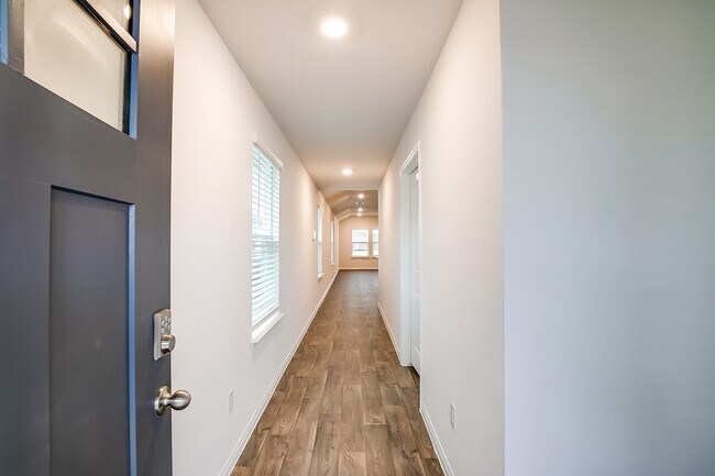 Building Photo - 490 Evergreen Sumac Loop, Kyle, Texas 78640