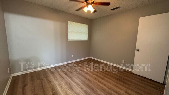 Building Photo - 1053 Cherbourg Ave E