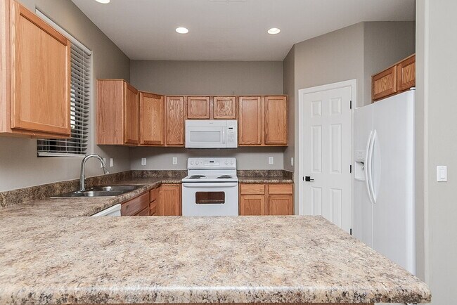 Building Photo - 472 East Placita Amuleto