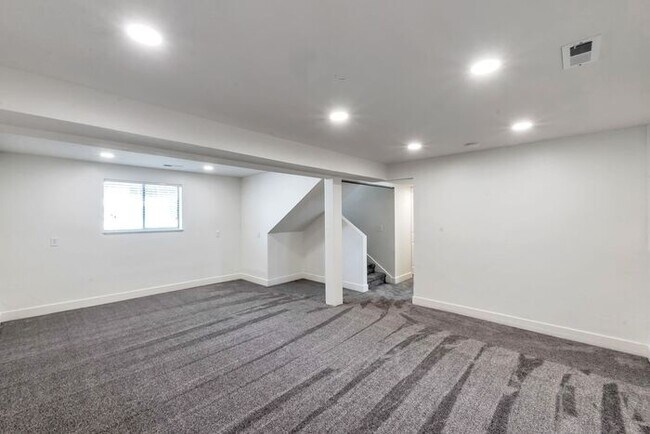 Building Photo - Remodeled 6 beds, 2 car garage!!