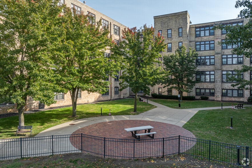 Courtyard - Amazon Apartments