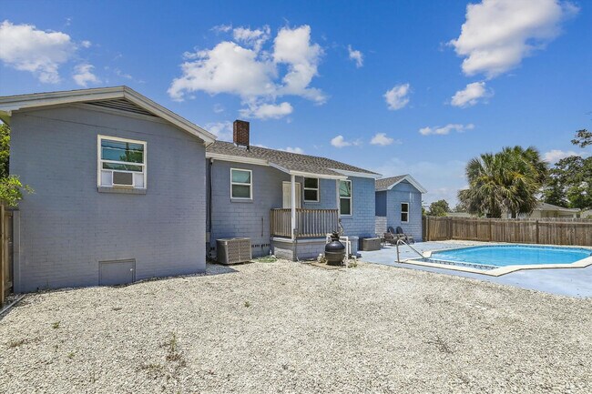 Building Photo - 300 Mercedes Ave