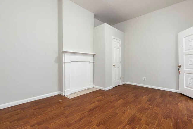 Building Photo - 726-728 W Saint Catherine Street