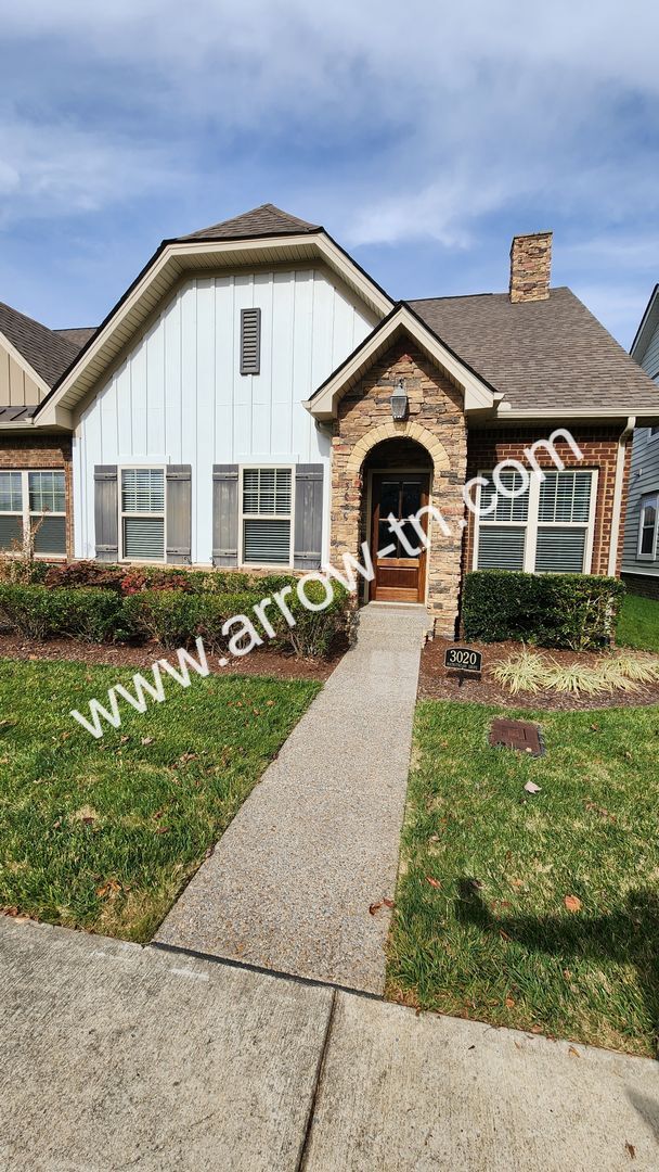 Building Photo - Fantastic End Unit Townhome in Franklin!