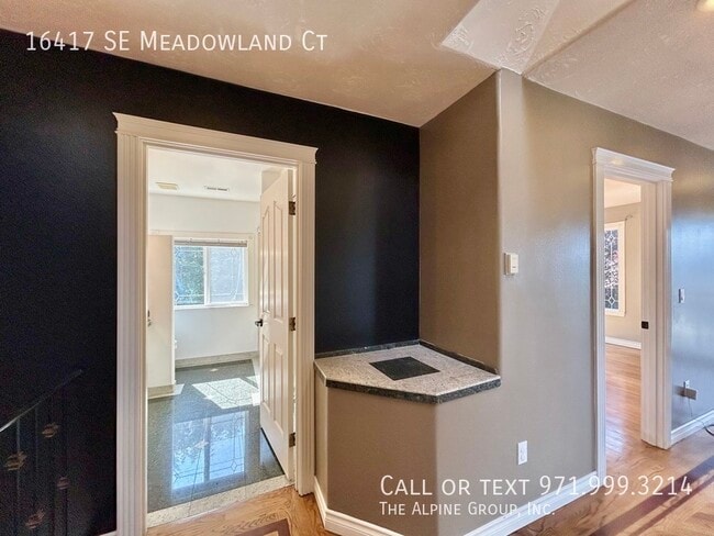 Building Photo - 16417 SE Meadowland Ct