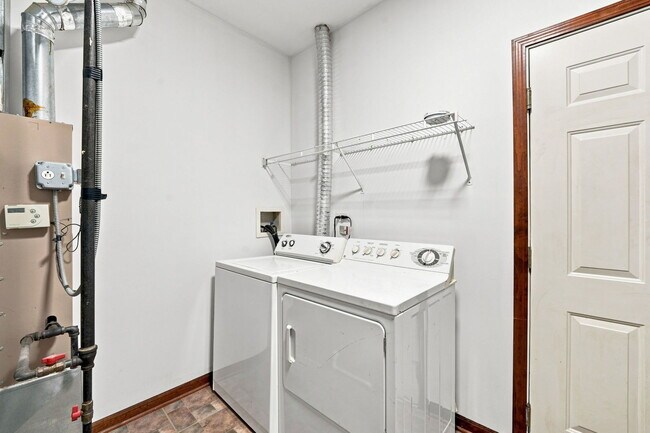 Building Photo - 2532 Oneida Ln