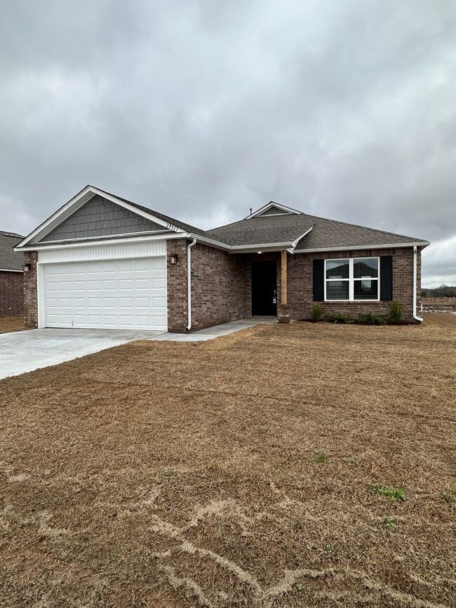 Building Photo - *Pre-leasing* Three Bedroom | Two Bath Hom...